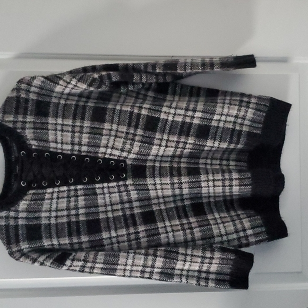 Forever 21 Lace up‎ sweater size Medium plad black and white